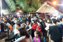 Không gian làng nghề truyền thống tại Festival nghề truyền thống Huế 2017 đông kín du khách và người dân địa phương đến tham quan trong tối 29/4/2017