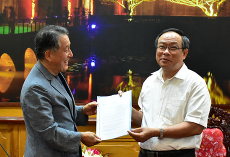 Chairman of the Provincial People's Committee Nguyen Van Cao receives USD 20.000 grant to fund Hue Festival 2018 from KMH Company Limited.