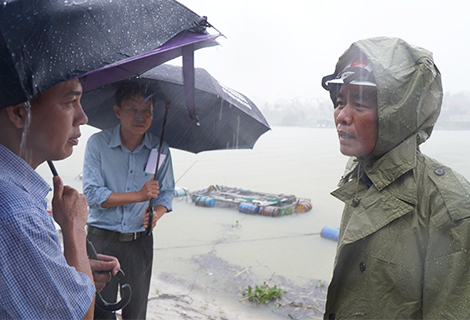 Phó Chủ tịch UBND tỉnh Nguyễn Văn Phương chỉ đạo ứng phó với mưa lớn diện rộng tại thị xã Hương Trà