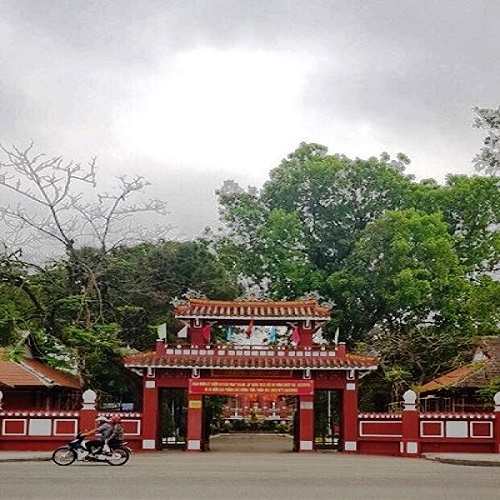 The school gate is a combination of traditional and western architecture