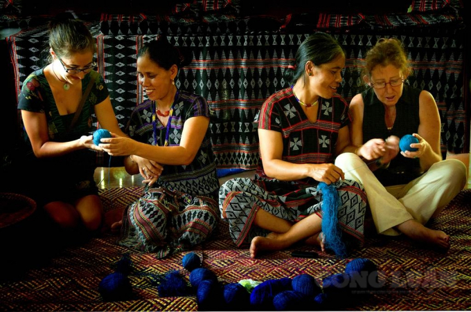 Traditional Zeng textile attracts far and near tourists - Photo: internet