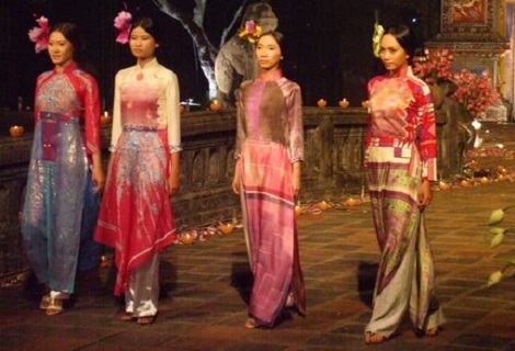 The Aodai show held on Hue Festival 2008 (Photo: internet)