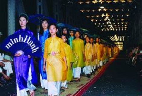 The Aodai show held on Hue Festival 2002 occasion (Photo: internet)