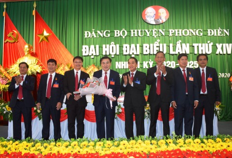 Phó Bí thư Thường trực Tỉnh ủy Bùi Thanh Hà tặng hoa chúc mừng ông Võ Văn Vui - Bí thư Huyện ủy Phong Điền nhiệm kỳ 2020-2025