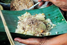 Corn sticky rice wrapped in banana leaves in Hue (illustration photo)