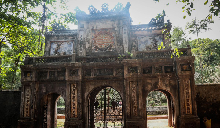 The gate leading to Tu Hieu pagoda (photo: internet)