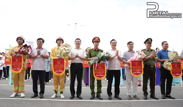 Lãnh đạo tỉnh tặng hoa chúc mừng các đội tham gia hội thao