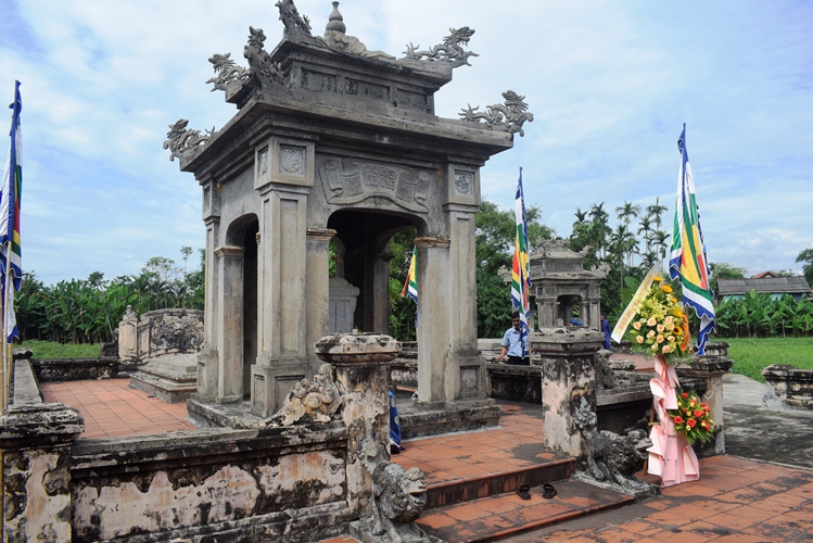 Khu Lăng mộ Trần Đình Bá tại thôn Hiền Lương, xã Phong Hiền