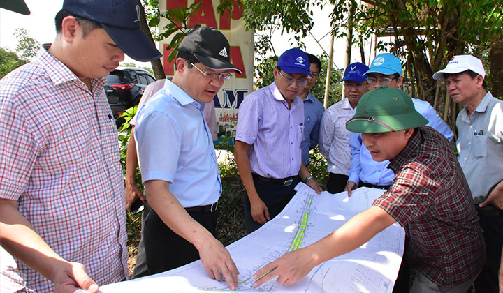 Phó Chủ tịch UBND tỉnh Hoàng Hải Minh kiểm tra tiến độ giải phóng mặt bằng, thi công dự án đường Phong Điền – Điền Lộc