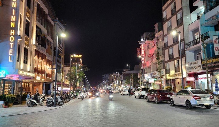 Hai Ba Trung pedestrian street by night