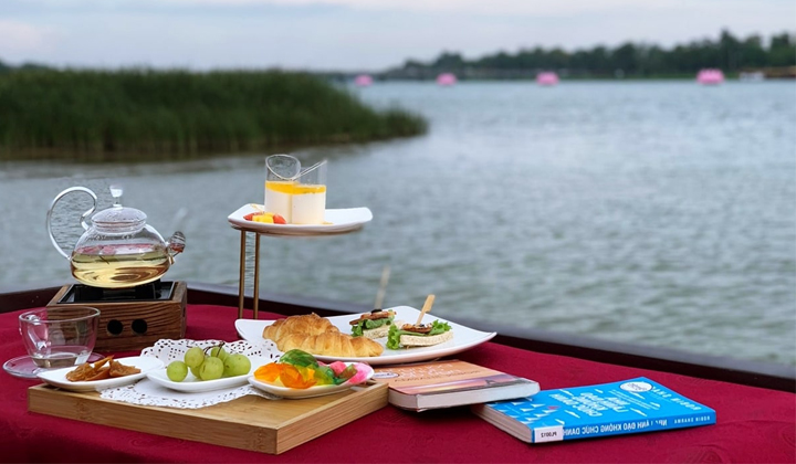 Dégustez du thé, des gâteaux et des fruits dans la croisière