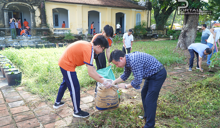 Hưởng ứng ra quân dọn dẹp vệ sinh môi trường bên trong và xung quanh di tích Di Luân Đường, Quốc Tử Giám