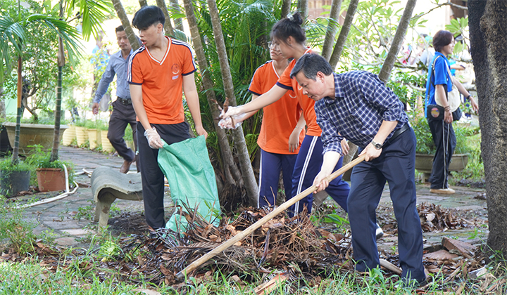 Hưởng ứng ra quân dọn dẹp vệ sinh môi trường bên trong và xung quanh di tích Di Luân Đường, Quốc Tử Giám