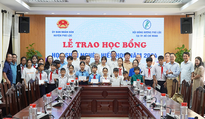 Hội đồng hương Phú Lộc tại TP Hồ Chí Minh trao học bổng cho các em học sinh nghèo vượt khó