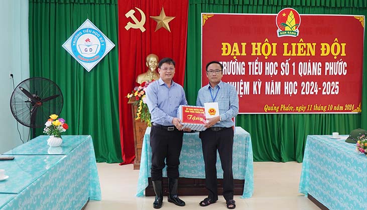 Phó Chủ tịch Thường trực UBND tỉnh Nguyễn Thanh Bình thăm, tặng quà tại Trường Tiểu học số 01 Quảng Phước