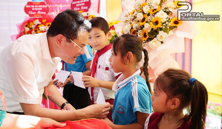 Phó Chủ tịch UBND tỉnh Hoàng Hải Minh tặng quà cho học sinh có hoàn cảnh khó khăn