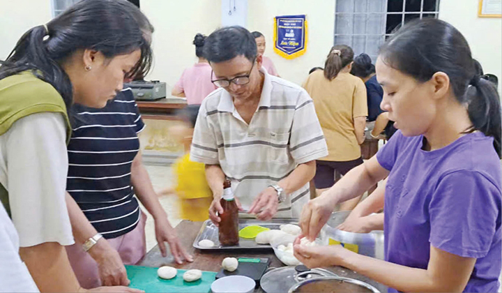 Đào tạo nghề chế biến món ăn và vệ sinh an toàn thực phẩm cho các hộ nghèo, cận nghèo trên địa bàn phường Thủy Xuân 