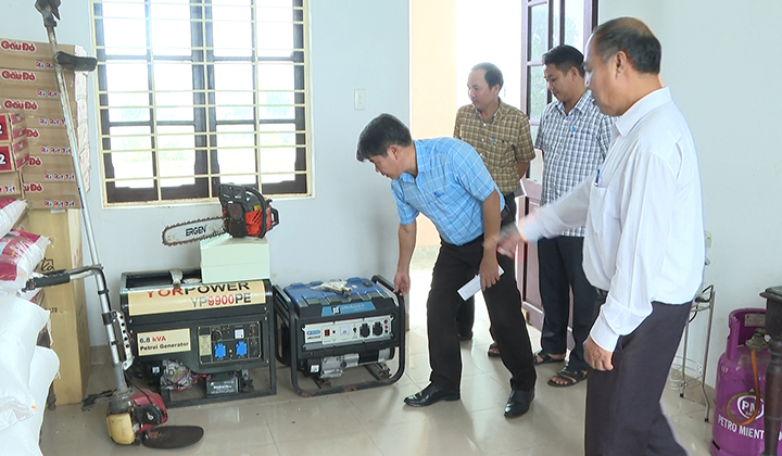 Lãnh đạo huyện kiểm tra hệ thống máy điện đảm bảo an toàn trong mùa mưa lũ