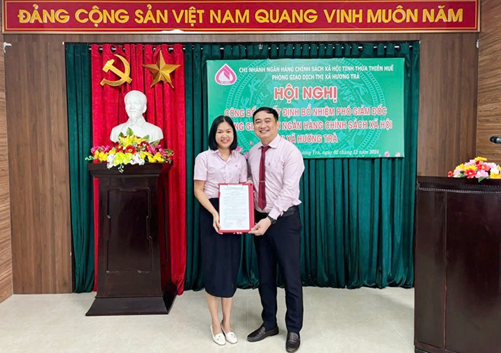 Phó Giám đốc chi nhánh NHCSXH tỉnh Nguyễn Hoàng Anh Tuấn trao Quyết định bổ nhiệm Phó Giám đốc Phòng giao dịch NHCSXH thị xã Hương Trà