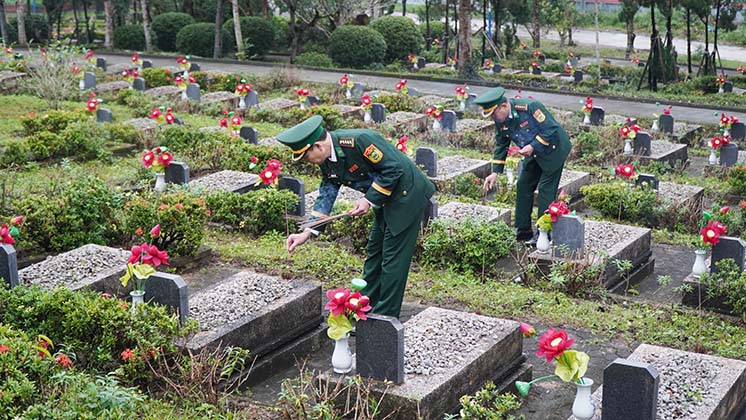 Các đại biểu thắp hương tại các phần mộ liệt sĩ