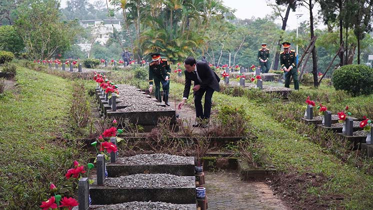 Các đại biểu thắp hương tại các phần mộ liệt sĩ