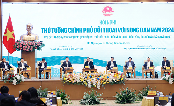 Thủ tướng cùng lãnh đạo các bộ, ngành trả lời, chia sẻ với các đại biểu về các vấn đề cùng quan tâm - Ảnh: VGP/Nhật Bắc