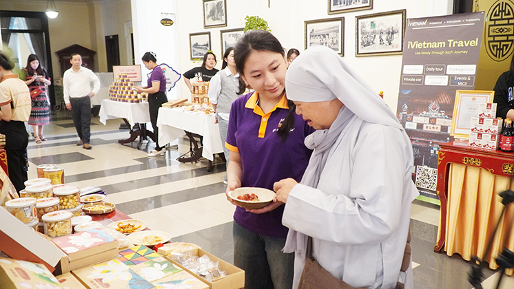 Các đại biểu tham quan triển lãm trưng bày sản phẩm đặc sắc của các doanh nghiệp địa phương