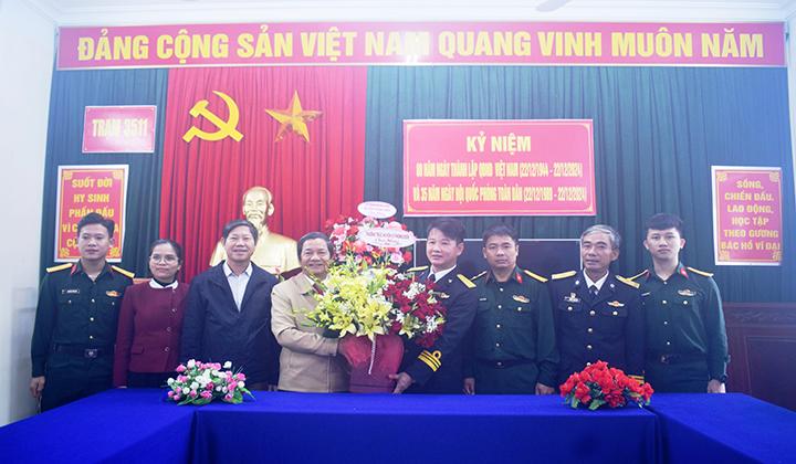 Phó Bí thư Thường trực Huyện ủy Phong Điền cùng đoàn công tác tặng hoa chúc mừng cán bộ, chiến sĩ Trạm Ra đa 3511 - Vùng 3 Hải quân, đóng tại xã Phong Hải.