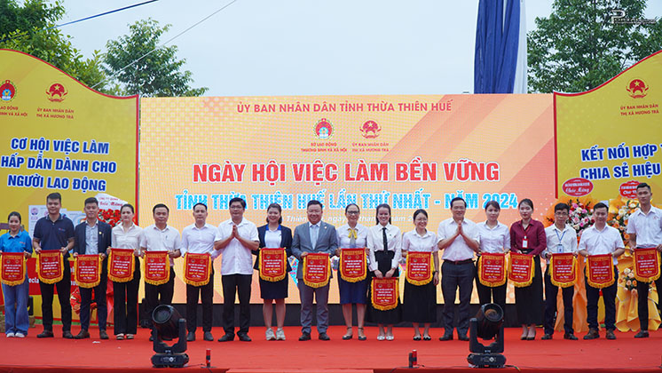 Trao chứng nhận cho các đơn vị tham gia tại ngày hội