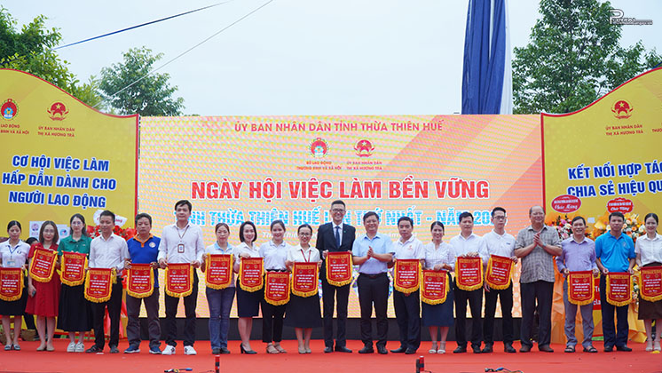 Trao chứng nhận cho các đơn vị tham gia tại ngày hội