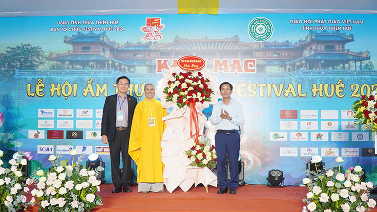 Chairman of the provincial People’s Committee Nguyen Van Phuong presents flower on the opening ceremony