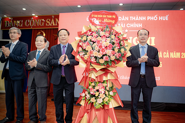 Phó Chủ tịch UBND thành phố Phan Quý Phương tặng hoa chúc mừng ngành Tài chính