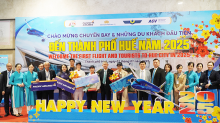 Lãnh đạo thành phố Huế, Sở Du lịch, Cảng HKQT Phú Bài tặng hoa và quà chào đón những du khách đầu tiên đến thành phố Huế bằng đường hàng không năm 2025