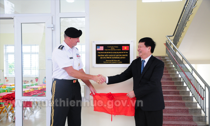 Đại Tướng Robert Brown trao tặng trường Mầm non Quảng Phước