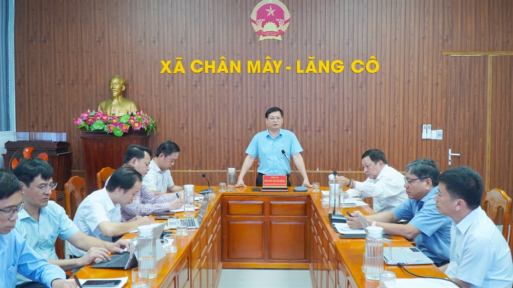 Phó Chủ tịch Thường trực UBND thành phố Huế Nguyễn Thanh Bình kiểm tra hoạt động của Trung tâm Phục vụ hành chính công xã Chân Mây – Lăng Cô