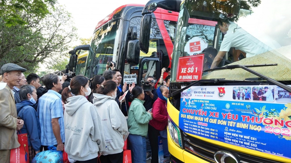 Hỗ trợ bệnh nh&acirc;n ngh&egrave;o về qu&ecirc; đ&oacute;n Tết qua chương tr&igrave;nh &ldquo;Chuyến xe y&ecirc;u thương&rdquo;