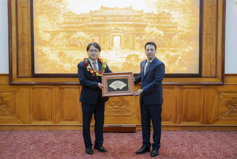 Ông Kang Bong Jun, Tổng Giám đốc Công ty TNHH SMC Huế, được tôn vinh “Công dân danh dự thành phố Huế”