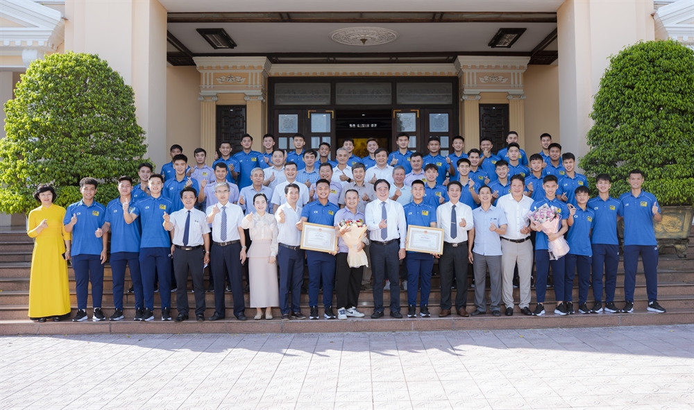 Tuy&ecirc;n dương Đội B&oacute;ng đ&aacute; Huế thăng hạng Giải hạng Nhất quốc gia m&ugrave;a b&oacute;ng 2026 - 2027