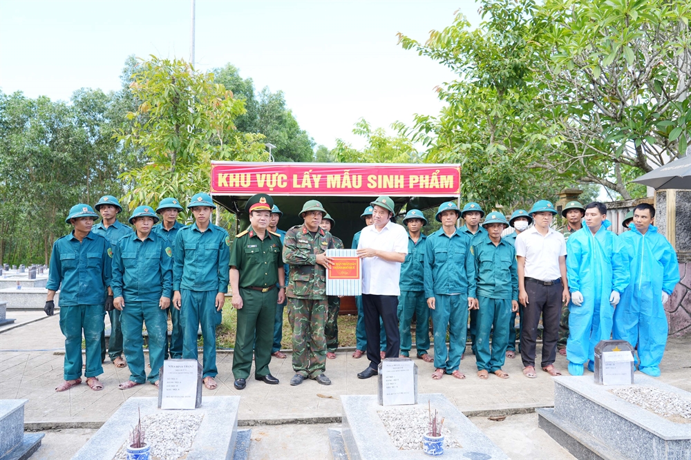 Ph&oacute; Chủ tịch UBND th&agrave;nh phố Nguyễn Văn Mạnh thăm, động vi&ecirc;n lực lượng lấy mẫu h&agrave;i cốt liệt sĩ phục vụ gi&aacute;m định ADN 